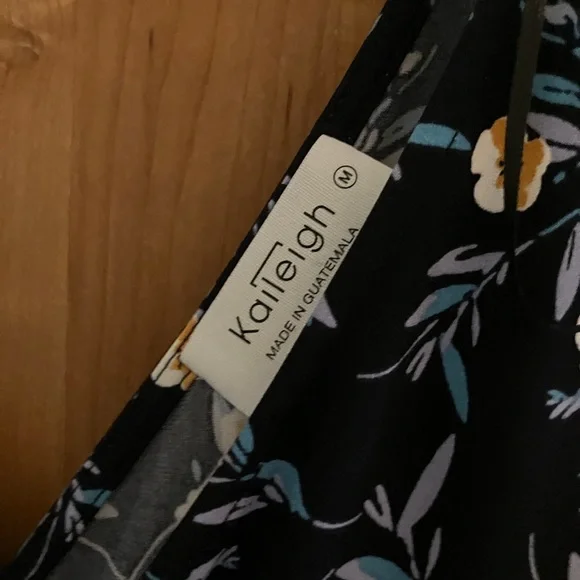 Kaileigh Navy Floral Midi Dress. Size M - Picture 4 of 4